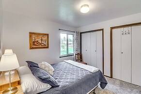 Deck & Mtn Views: Libby Home on Golf Course!