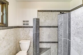 Deck & Mtn Views: Libby Home on Golf Course!