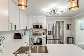 Wilmington Getaway w/ Fire Pit, 8 Mi to Beaches!