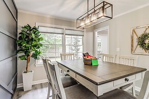 Wilmington Getaway w/ Fire Pit, 8 Mi to Beaches!