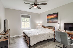 Wilmington Getaway w/ Fire Pit, 8 Mi to Beaches!