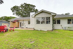 Wilmington Getaway w/ Fire Pit, 8 Mi to Beaches!
