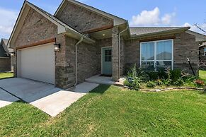 Newly Built 3br Getaway In Edmond 3 Bedroom Home by RedAwning