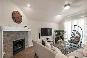 Newly Built 3br Getaway In Edmond 3 Bedroom Home by RedAwning