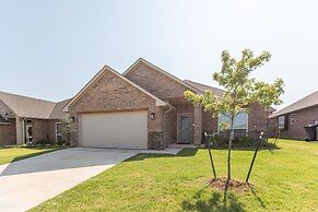 Newly Built 3br Getaway In Edmond 3 Bedroom Home by RedAwning