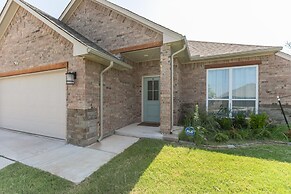 Newly Built 3br Getaway In Edmond 3 Bedroom Home by RedAwning