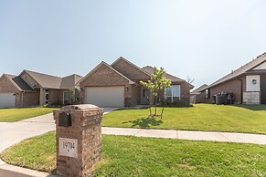 Newly Built 3br Getaway In Edmond 3 Bedroom Home by RedAwning