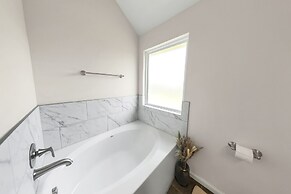 Newly Built 3br Getaway In Edmond 3 Bedroom Home by RedAwning