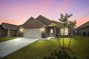 Newly Built 3br Getaway In Edmond 3 Bedroom Home by RedAwning