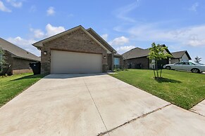 Newly Built 3br Getaway In Edmond 3 Bedroom Home by RedAwning