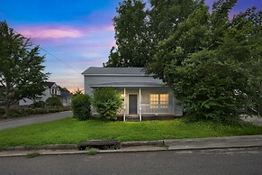 Sleek 4br Home In Raleigh Fully Renovated 4 Bedroom Home by RedAwning