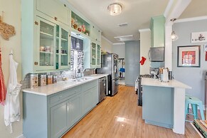 Bright & Fun 3br Cozy Nook 3 Bedroom Home by RedAwning