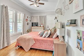 Bright & Fun 3br Cozy Nook 3 Bedroom Home by RedAwning