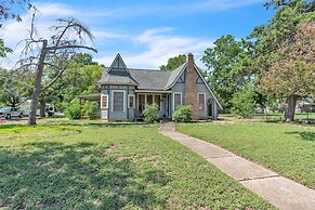Bright & Fun 3br Cozy Nook 3 Bedroom Home by RedAwning