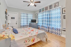 Bright & Fun 3br Cozy Nook 3 Bedroom Home by RedAwning