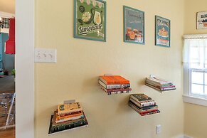Bright & Fun 3br Cozy Nook 3 Bedroom Home by RedAwning