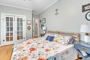 Bright & Fun 3br Cozy Nook 3 Bedroom Home by RedAwning