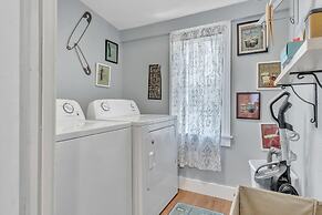 Bright & Fun 3br Cozy Nook 3 Bedroom Home by RedAwning