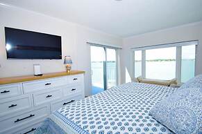 Harbour Island 401m 3 Bedroom Condo by RedAwning