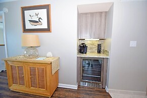 Harbour Island 401m 3 Bedroom Condo by RedAwning