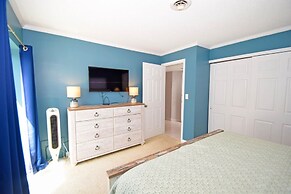 Harbour Island 401m 3 Bedroom Condo by RedAwning