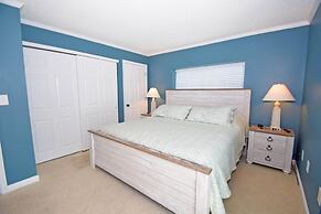 Harbour Island 401m 3 Bedroom Condo by RedAwning