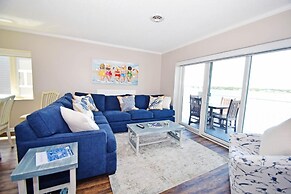 Harbour Island 401m 3 Bedroom Condo by RedAwning