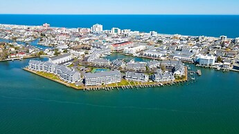 Harbour Island 401m 3 Bedroom Condo by RedAwning