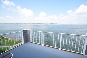 Harbour Island 401m 3 Bedroom Condo by RedAwning