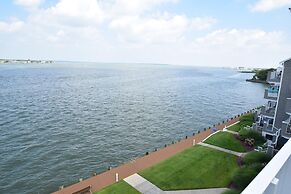 Harbour Island 401m 3 Bedroom Condo by RedAwning