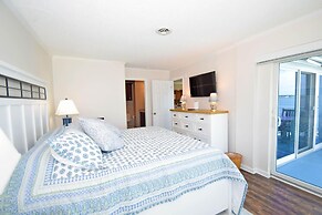 Harbour Island 401m 3 Bedroom Condo by RedAwning