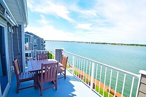 Harbour Island 401m 3 Bedroom Condo by RedAwning