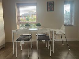 Near City - 3BR - 2 Bath - Sleeps 9 - Parking