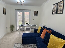 Near City - 3BR - 2 Bath - Sleeps 9 - Parking