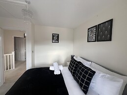 Near City - 3BR - 2 Bath - Sleeps 9 - Parking