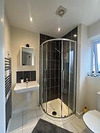 Near City - 3BR - 2 Bath - Sleeps 9 - Parking