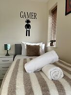 Near City - 3BR - 2 Bath - Sleeps 9 - Parking
