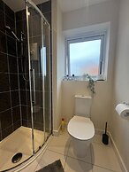 Near City - 3BR - 2 Bath - Sleeps 9 - Parking