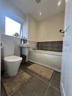 Near City - 3BR - 2 Bath - Sleeps 9 - Parking