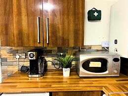 City Nearby - Parking - Wifi - Garden - Sleeps 4