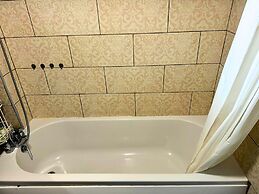 City Nearby - Parking - Wifi - Garden - Sleeps 4