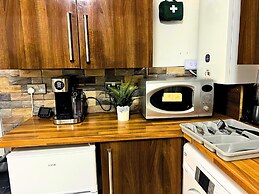 City Nearby - Parking - Wifi - Garden - Sleeps 4