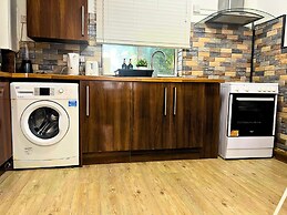 City Nearby - Parking - Wifi - Garden - Sleeps 4