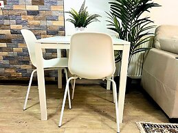 City Nearby - Parking - Wifi - Garden - Sleeps 4