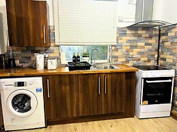City Nearby - Parking - Wifi - Garden - Sleeps 4