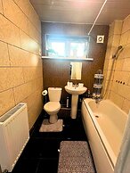 City Nearby - Parking - Wifi - Garden - Sleeps 4