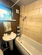 City Nearby - Parking - Wifi - Garden - Sleeps 4