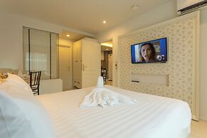 Everything U Need Walking Distance c108