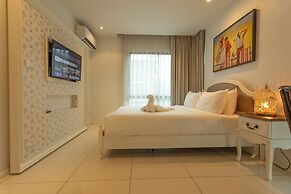 Everything U Need Walking Distance c108