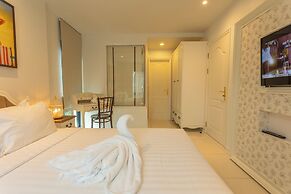 Everything U Need Walking Distance c108